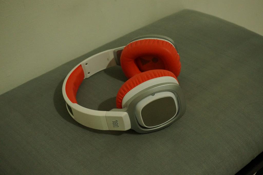 JBL J88 headphone